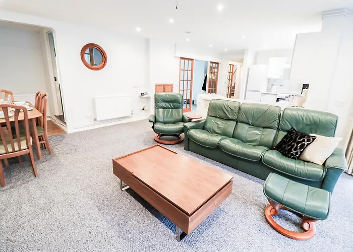 Ideal Contractor House Near Bbc Studios - Includes Free Parking
