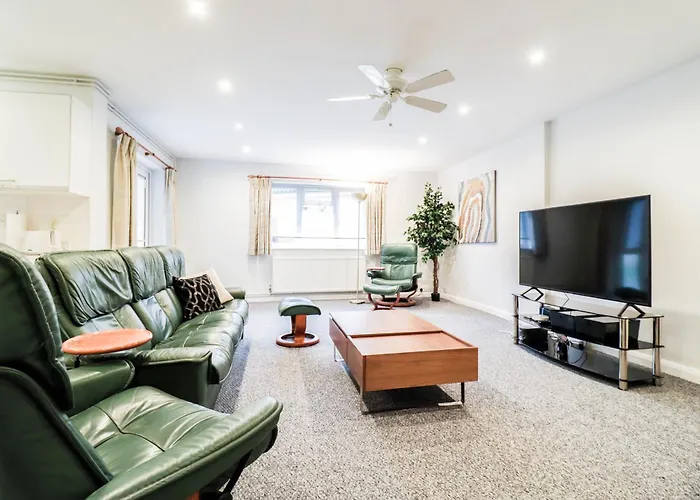 Ideal Contractor House Near Bbc Studios - Includes Free Parking