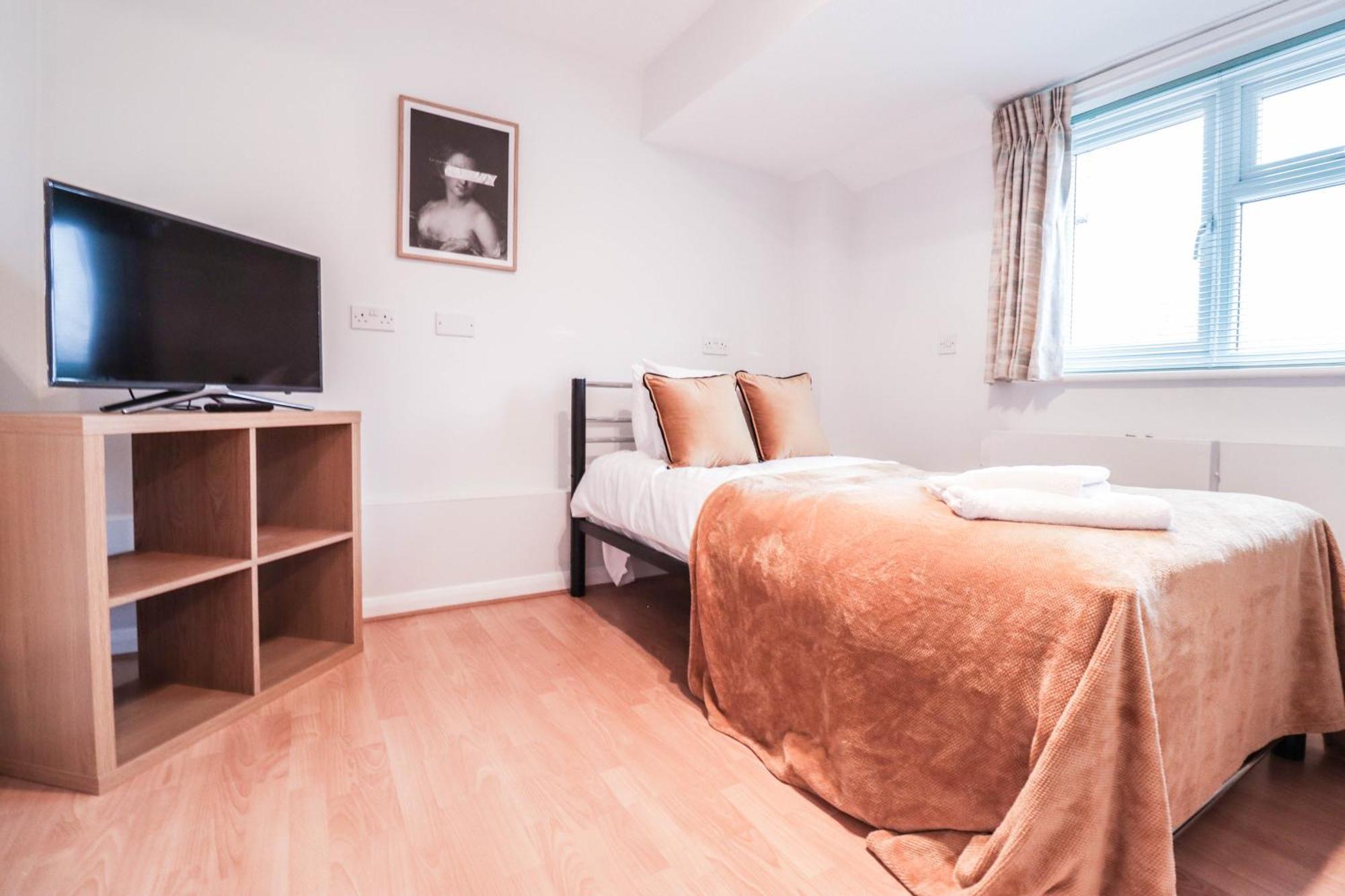 Ideal Contractor House Near Bbc - Includes Free Parking Apartment