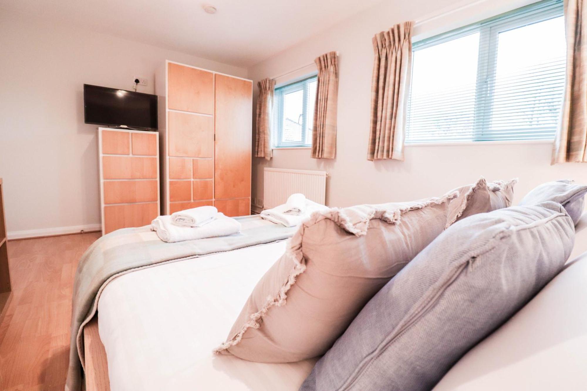 Ideal Contractor House Near Bbc - Includes Free Parking Apartment *