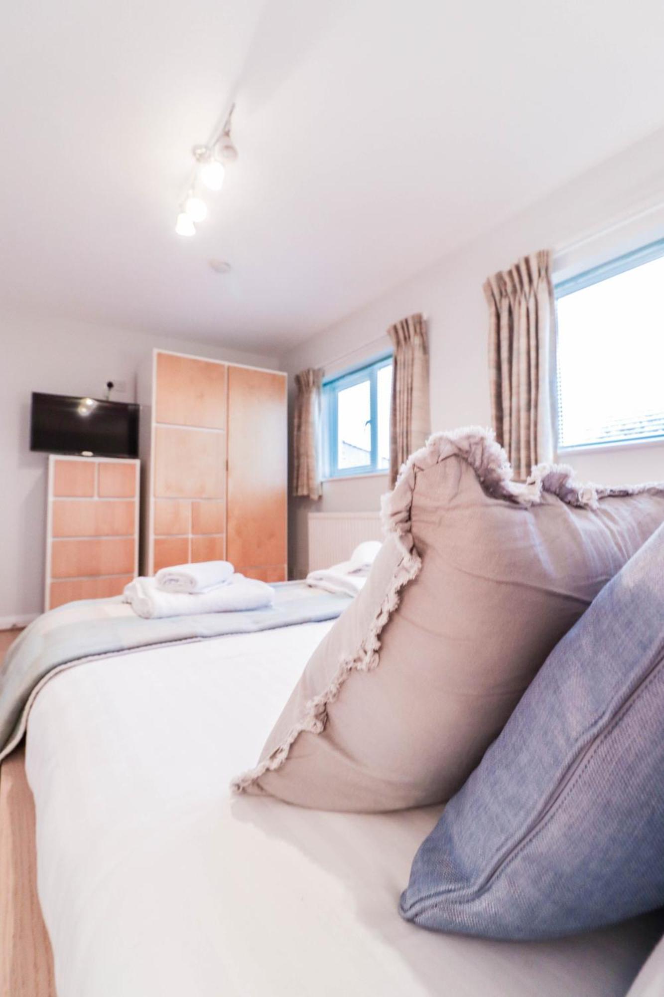 Ideal Contractor House Near Bbc - Includes Free Parking Borehamwood