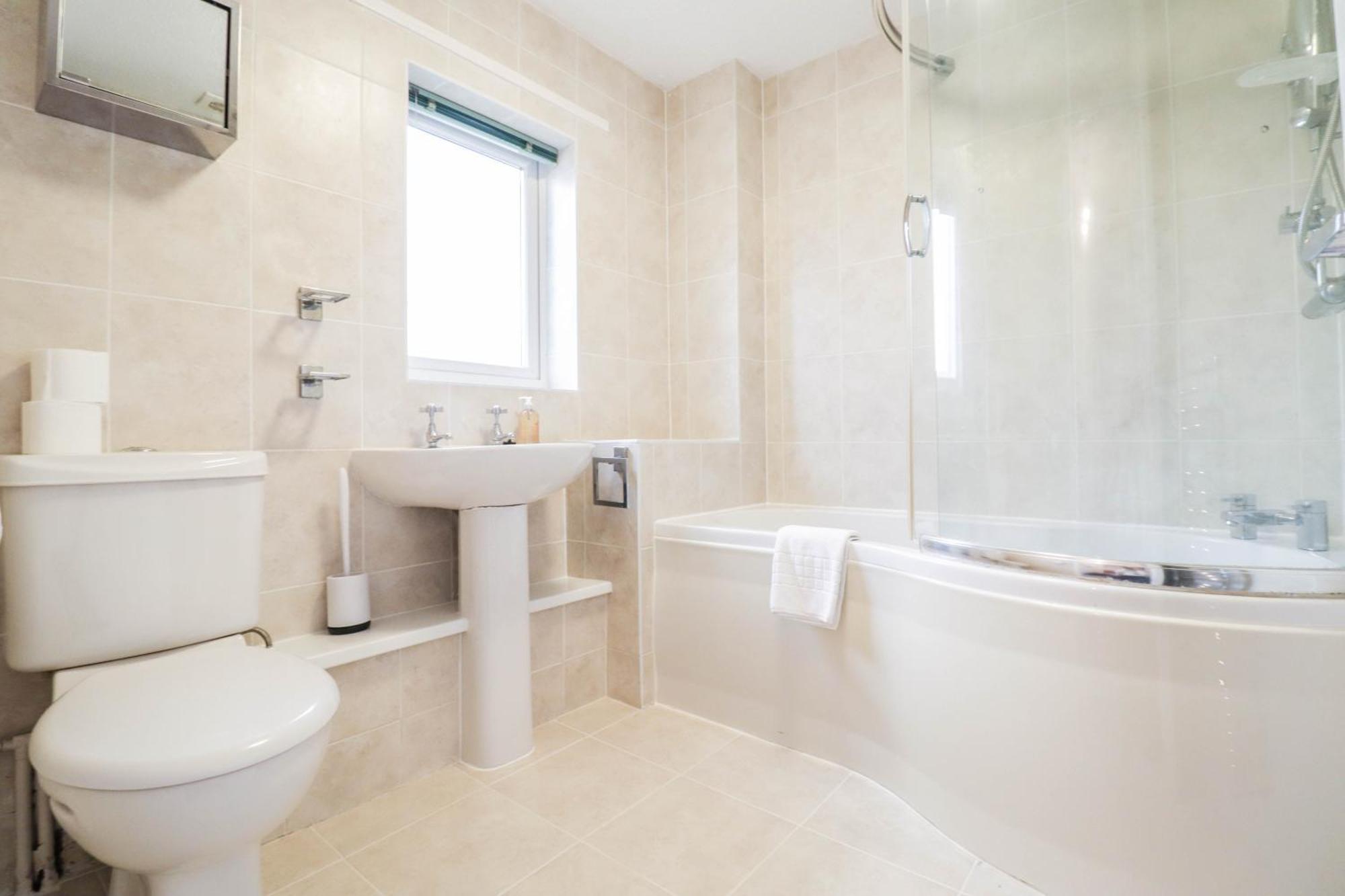 Ideal Contractor House Near Bbc - Includes Free Parking Apartment