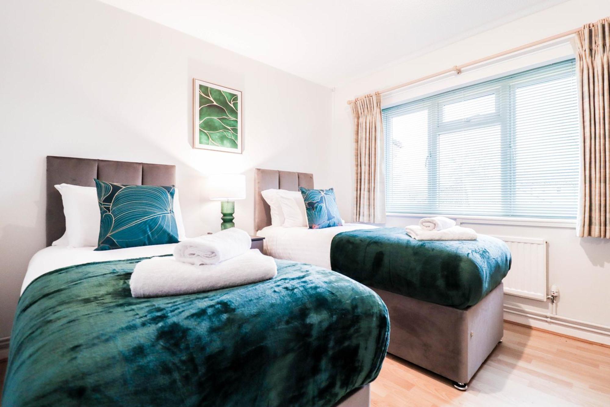 Ideal Contractor House Near Bbc - Includes Free Parking Apartment