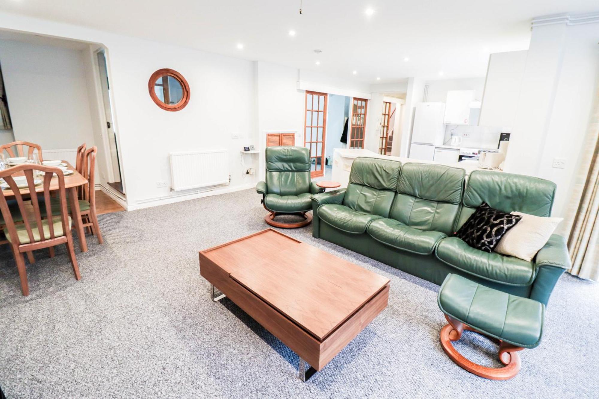 Ideal Contractor House Near Bbc - Includes Free Parking *