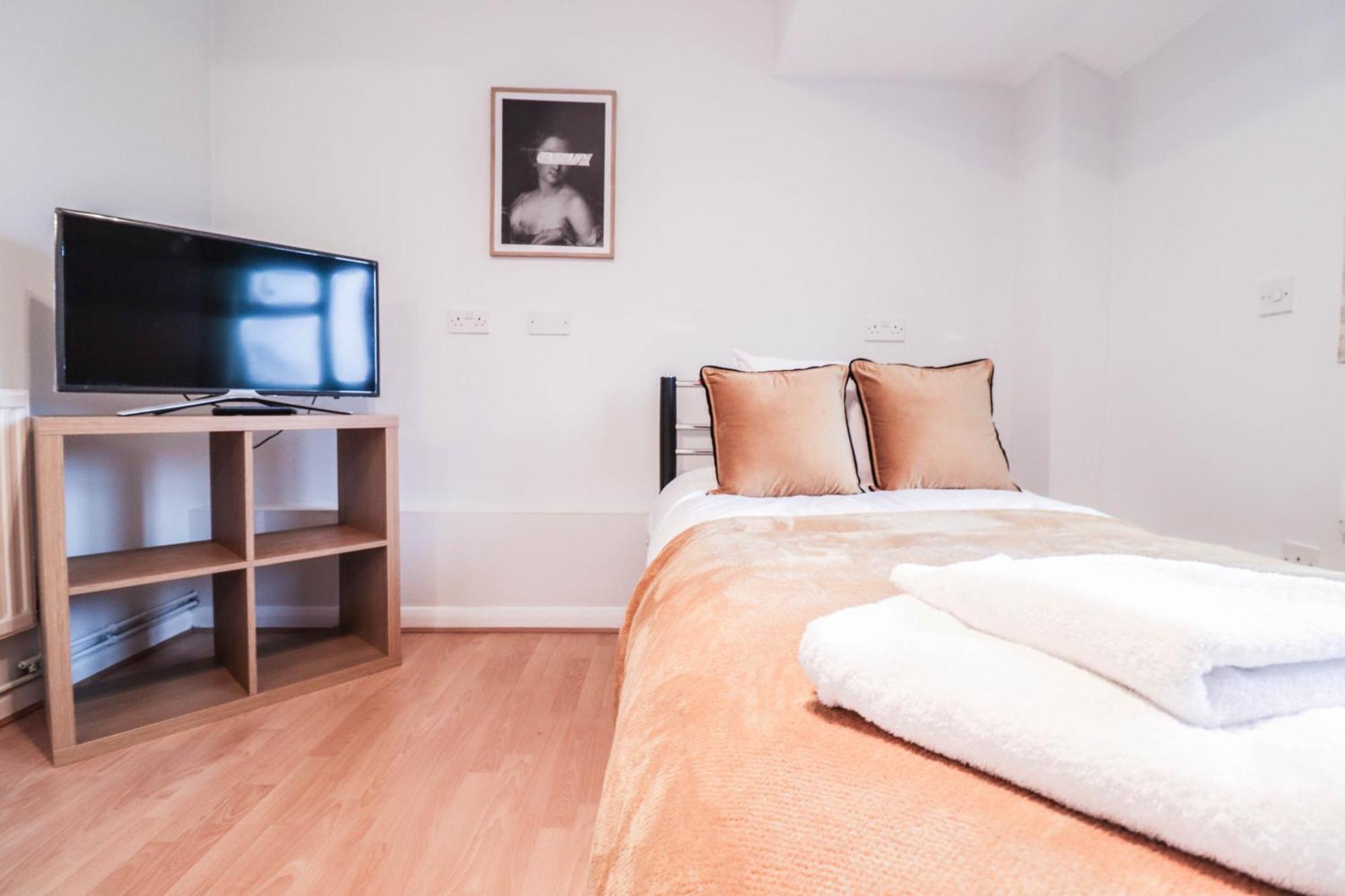 Ideal Contractor House Near Bbc - Includes Free Parking *