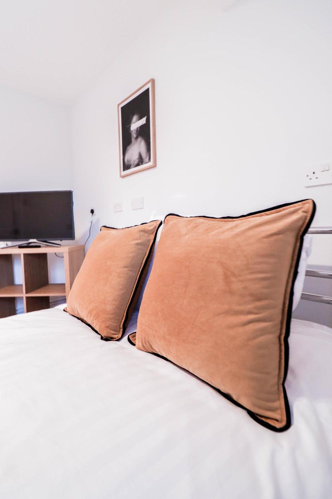 Ideal Contractor House Near Bbc - Includes Free Parking