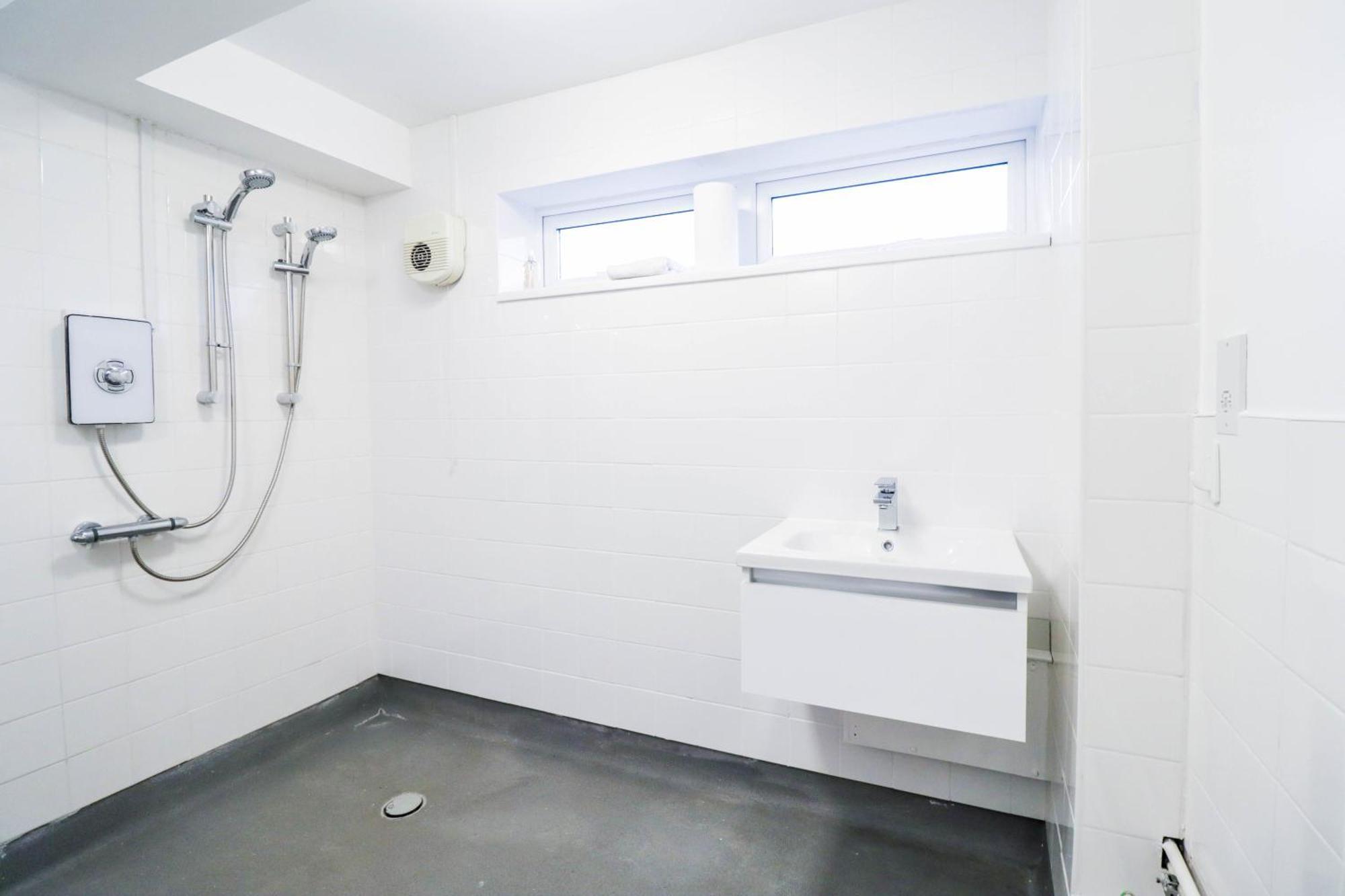 Ideal Contractor House Near Bbc - Includes Free Parking *