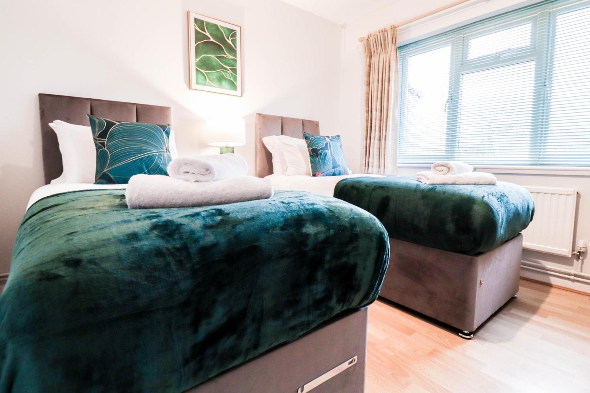 Ideal Contractor House Near Bbc - Includes Free Parking Apartment *