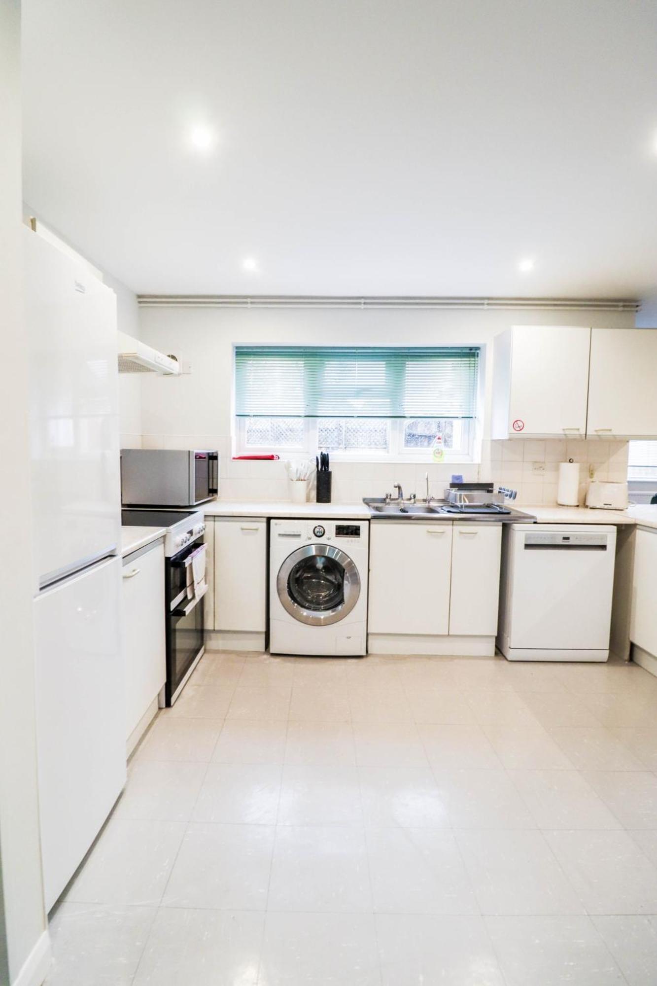 Ideal Contractor House Near Bbc - Includes Free Parking Apartment *