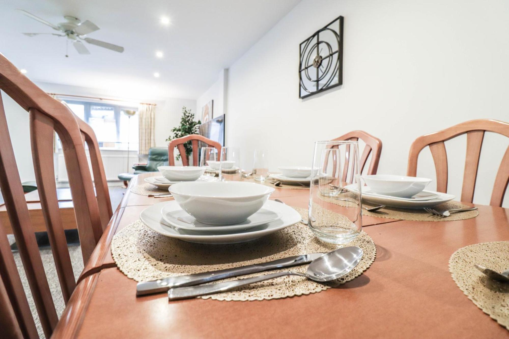 Ideal Contractor House Near Bbc - Includes Free Parking *