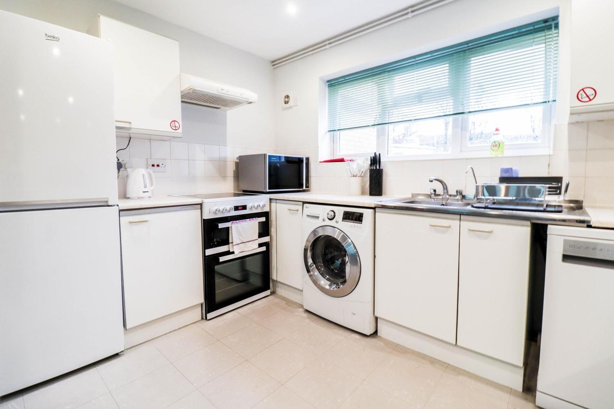 Ideal Contractor House Near Bbc - Includes Free Parking * Borehamwood