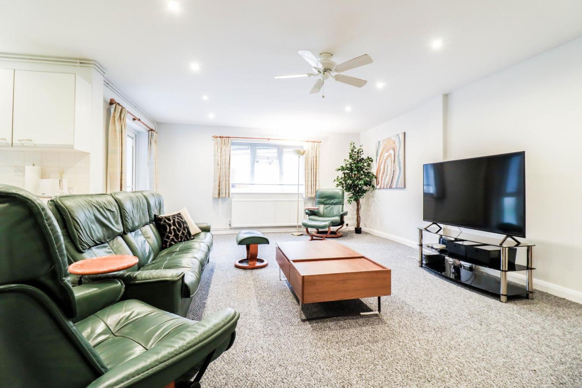 Ideal Contractor House Near Bbc - Includes Free Parking