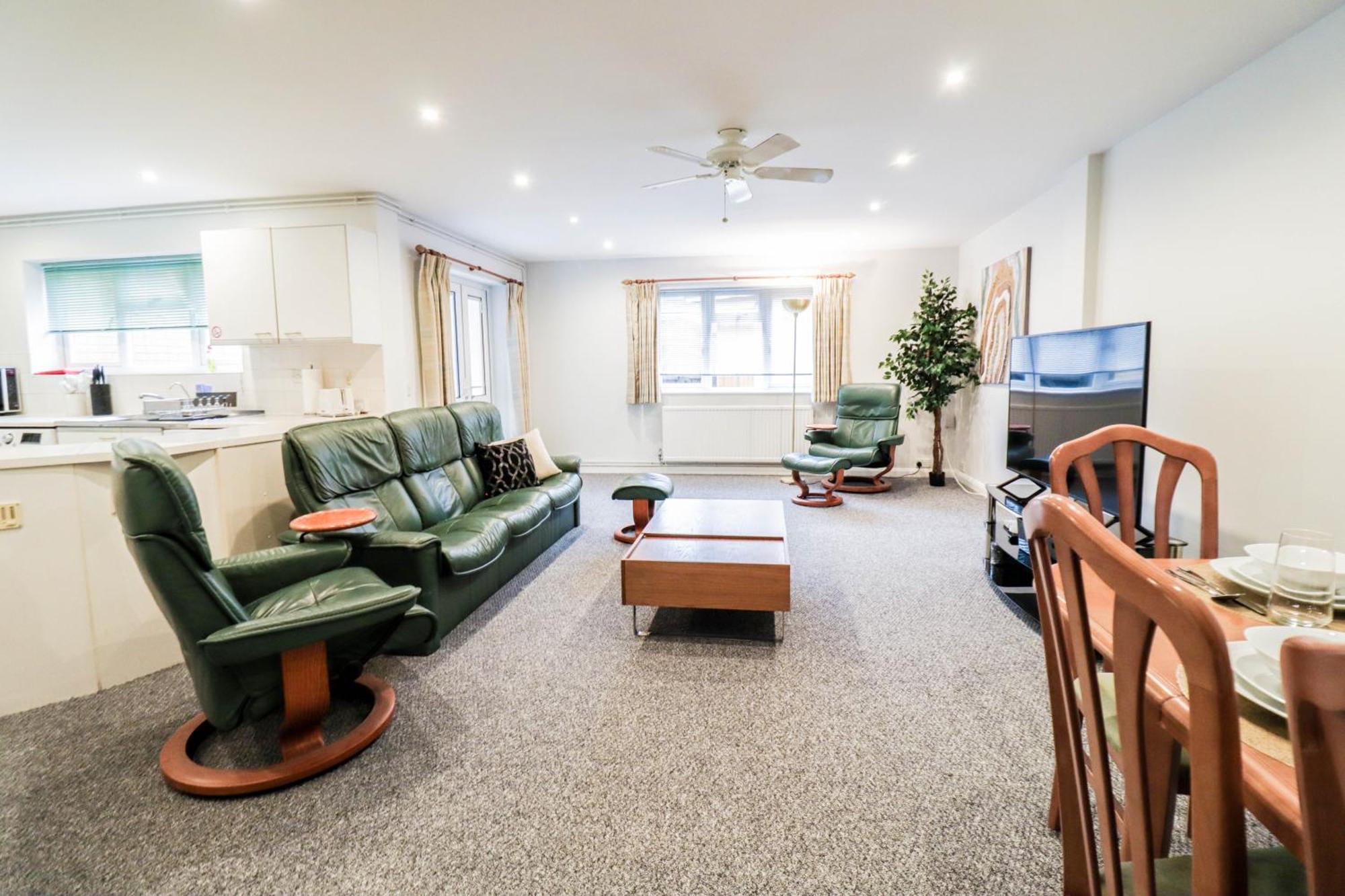 Ideal Contractor House Near Bbc - Includes Free Parking Apartment *