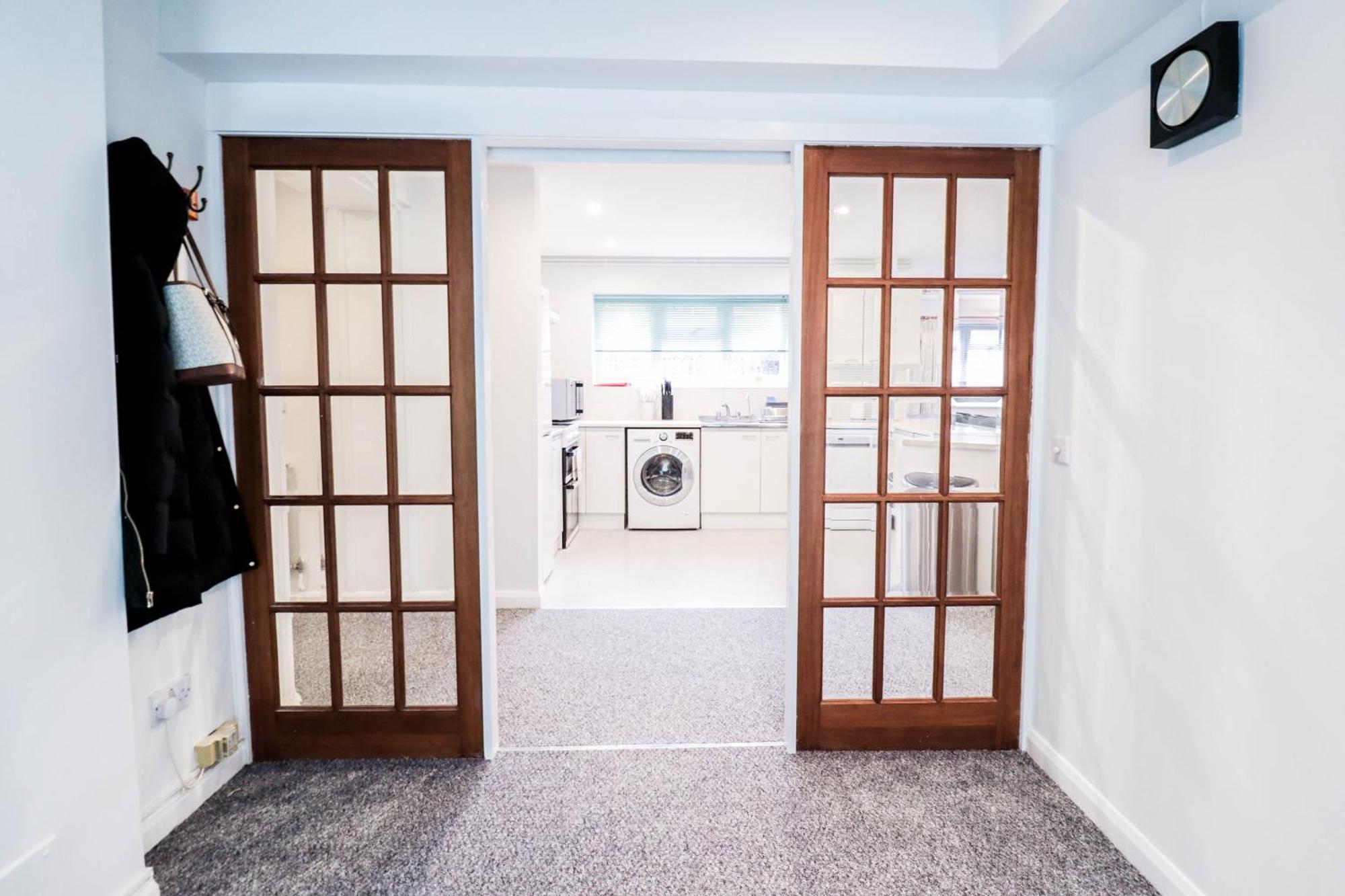Apartment Ideal Contractor House Near Bbc - Includes Free Parking *